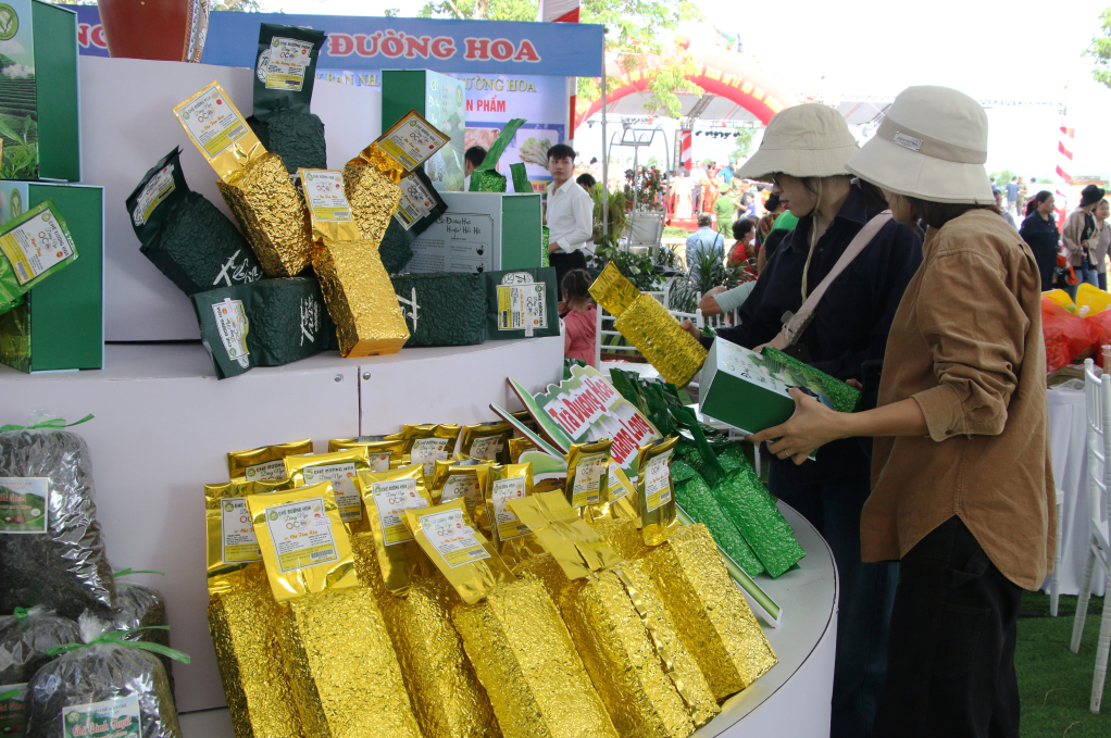 Các sản phẩm trà Đường Hoa đa dạng về mẫu mã được du khách mua về làm quà.