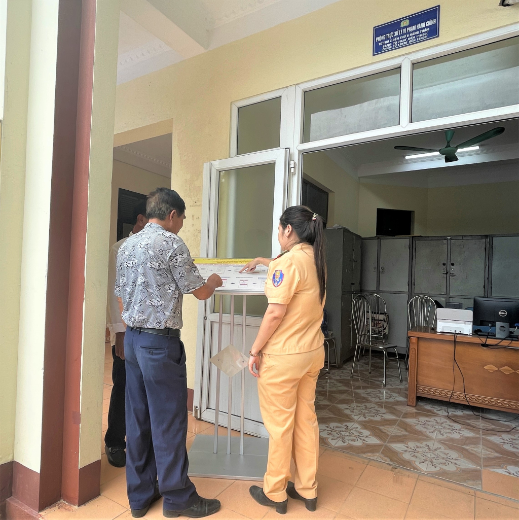 Cán bộ Đội CSĐT, Phòng CSGT, Công an tỉnh hướng dẫn công dân các bước nộp phạt trực tuyến trên Cổng dịch vụ công quốc gia.