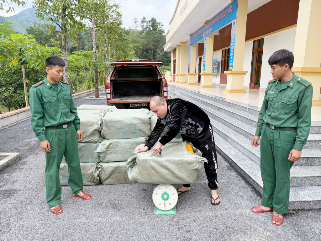 Lực lượng BĐBP kiểm tra tang vật bị thu giữ.