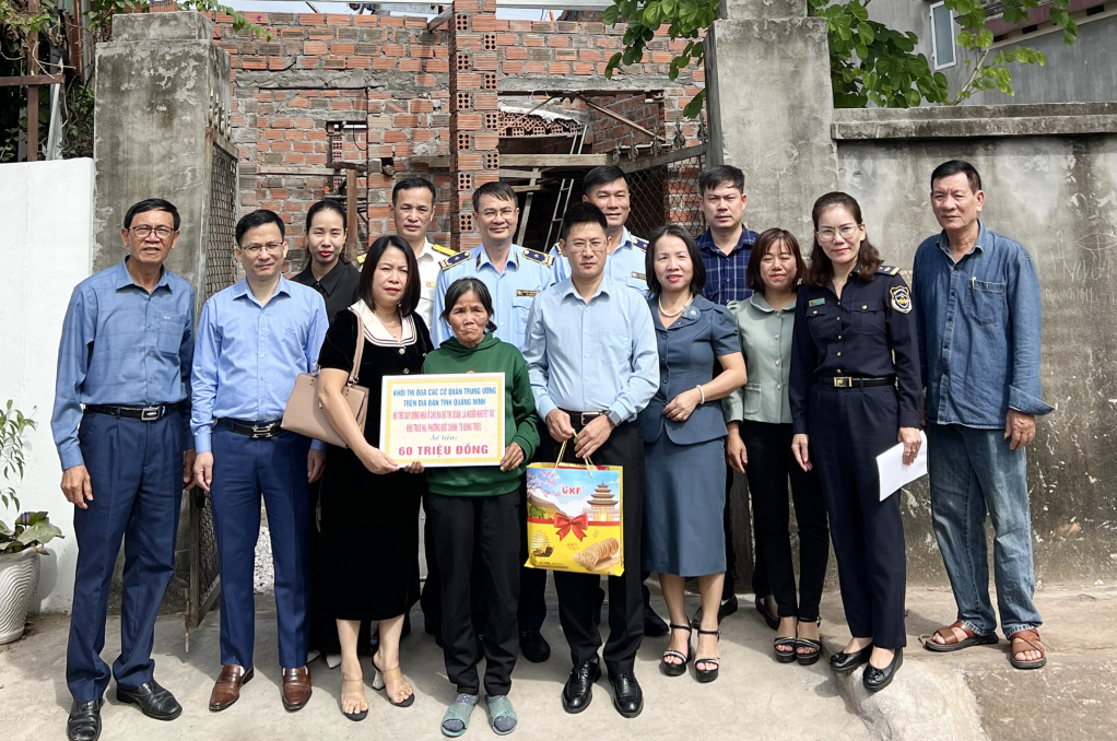 Hội Bảo trợ NKT-TMC tỉnh và Khối thi đua các cơ quan Trung ương đóng trên địa bàn tỉnh trao kinh phí hỗ trợ xây nhà mới cho bà Đỗ Thị Xuân ở khu Trạo Hà, phường Đức Chính (TX Đông Triều).