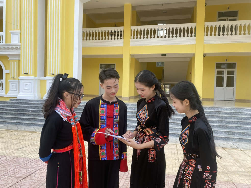 Học sinh Trường THCS&THPT Quảng La trao đổi bài trong giờ ra chơi.