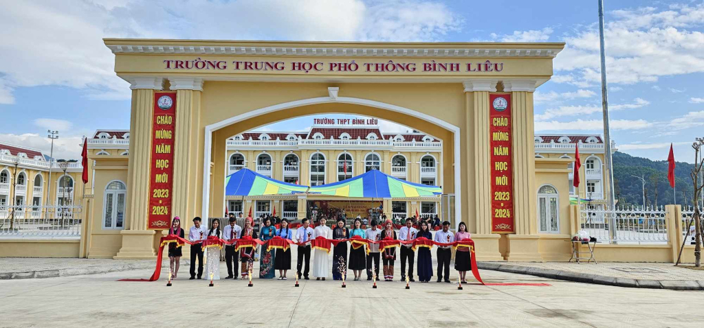 Trường THPT Bình Liêu được xây dựng khang trang, đáp ứng nhu cầu học tập của học sinh trên địa bàn. Ảnh: Công Thành.