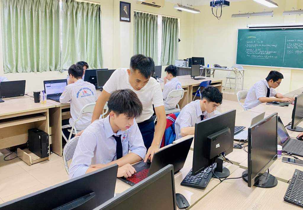 Em Lưu Tiến Trung, dân tộc Sán Dìu, học sinh lớp 12 chuyên Tin, Trường THPT Chuyên Hạ Long