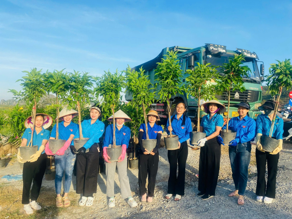 Đoàn viên thanh niên phường Đại Yên tham gia trồng cây xanh đô thị.