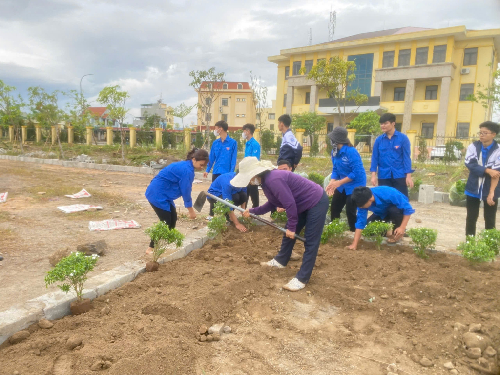 Giáo viên, học sinh Trường THCS Thống Nhất cải tạo vườn hoa.
