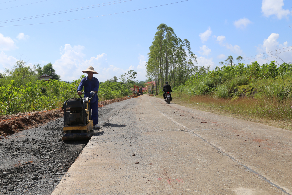 Dự án cải tạo, mở rộng tuyến đường trục xã Đại Bình (từ cổng chào xã Đại Bình tại thôn Làng Y đến trường Mầm non Đại Bình) khởi công ngày 15/9/2024 đến nay đã triển khai thi công được 15% khối lượng công việc