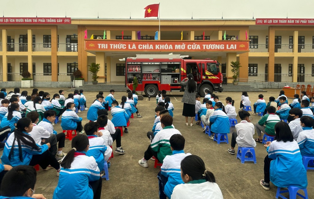Công an TP Móng Cái tuyên truyền, trải nghiệm, thực hành chữa cháy và cứu nạn cứu hộ cho học sinh,  giáo viên Trường THCS Bình Ngọc. Tháng 3/2024. (Ảnh công an TP Móng Cái cung cấp)