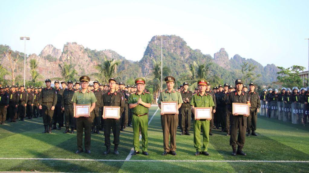 Đại tá Nguyễn Thuận, Phó Giám đốc Công an tỉnh trao Giấy khen cho các tập thể có thành tích xuất sắc trong công tác huấn luyện.