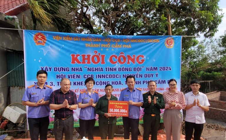 Lãnh đạo VKSND TP Cẩm Phả trao quà cho gia đình CCB Nguyễn Duy Ý. Ảnh: VKSND TP Cẩm Phả