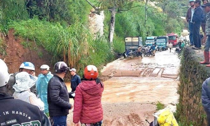 Tìm thấy thi thể lái xe chở hàng bị nước suối cuốn trôi