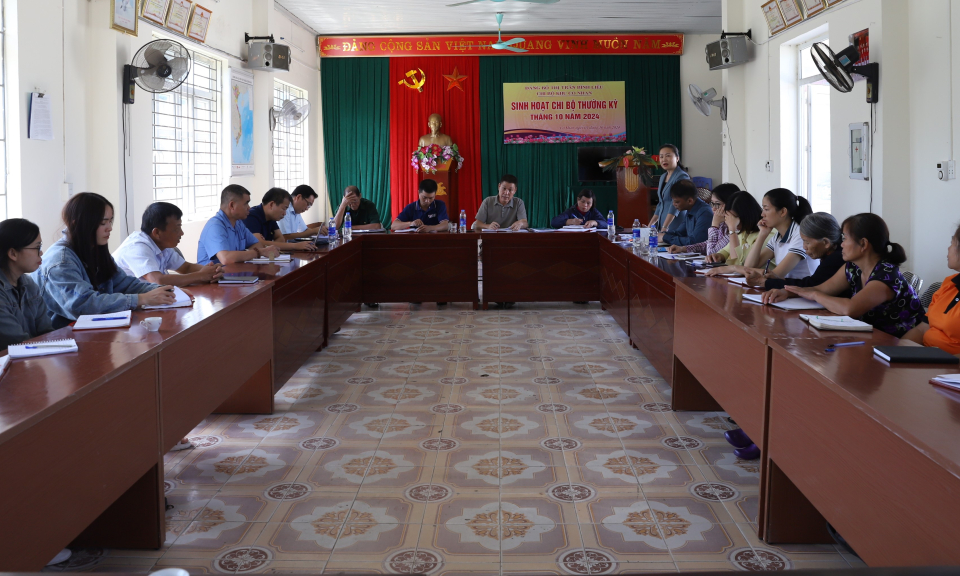 Phó Chủ tịch Thường trực HĐND tỉnh dự sinh hoạt chi bộ khu Co Nhan, thị trấn Bình Liêu