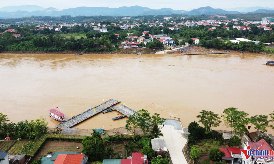 Công binh dùng phà thay thế cầu phao Phong Châu từ 14h chiều nay