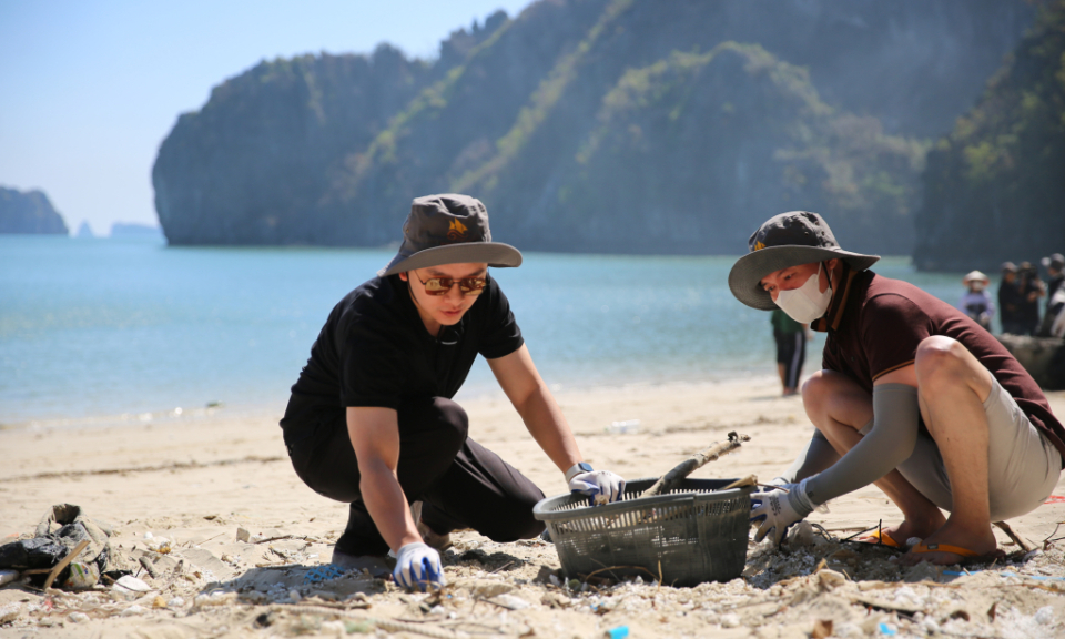 Post-storm cleanup campaign in Ha Long Bay