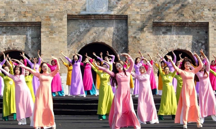 Hà Nội celebrates 70th Liberation Day with áo dài extravaganza