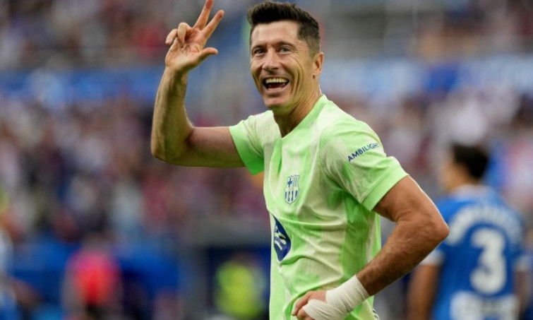 Lewandowski lập hat-trick trong 25 phút