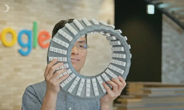 Bàn phím hai mặt vô cực của Google