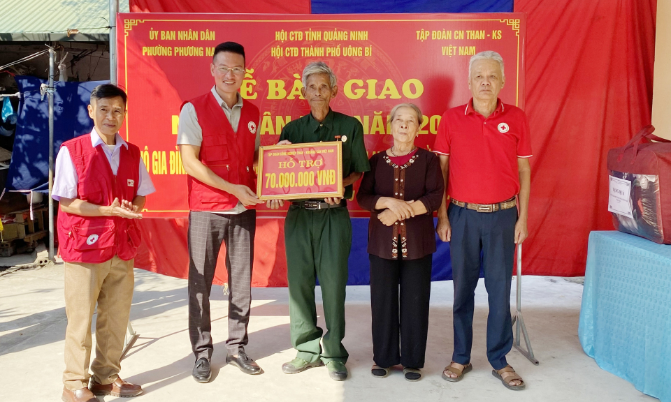 Bàn giao nhà nhân đạo cho hộ cận nghèo tại Uông Bí