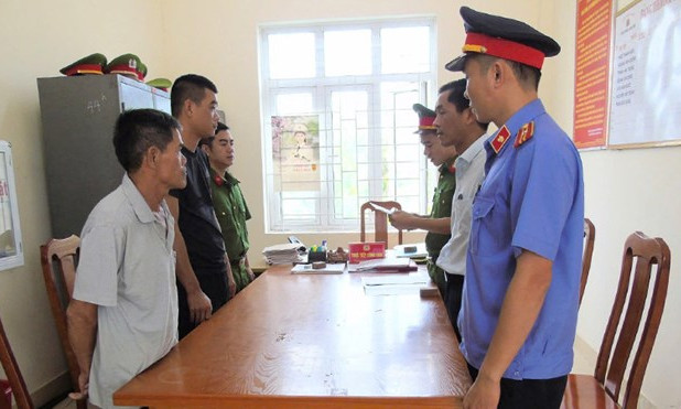 Cháu trai chém chú họ vì tranh cãi trên bàn nhậu