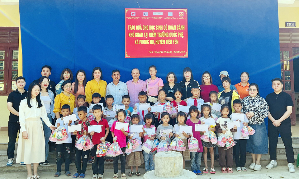 Tặng quà cho học sinh mồ côi, khuyết tật tại Tiên Yên