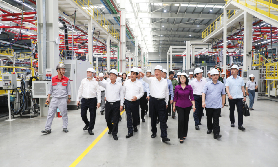 Deputy Prime Minister Nguyen Hoa Binh visits Thanh Cong - Viet Hung auto plant