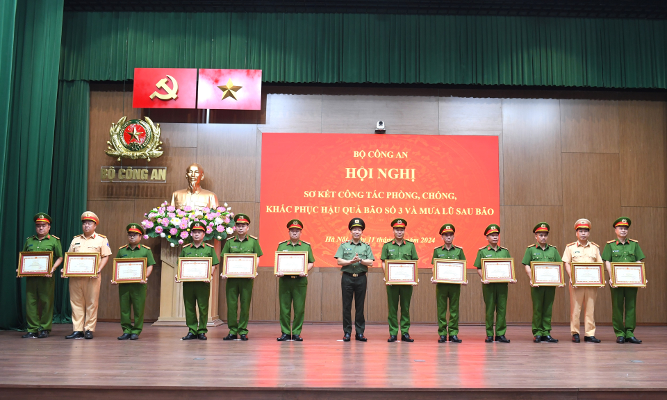 Công an tỉnh nhận Bằng khen của Thủ tướng Chính phủ về thành tích xuất sắc trong ứng phó và khắc phục hậu quả bão số 3
