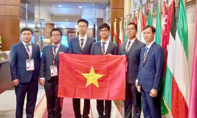 All Vietnamese students competing at Olympiads in 2024 win prizes: Ministry 