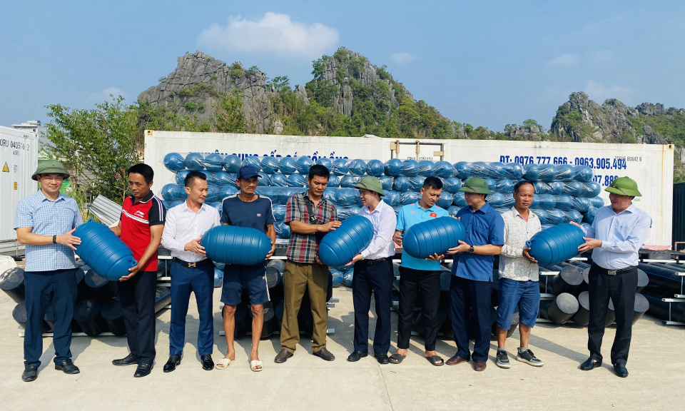 Trao tặng quà, ngư cụ cho ngư dân Quảng Ninh