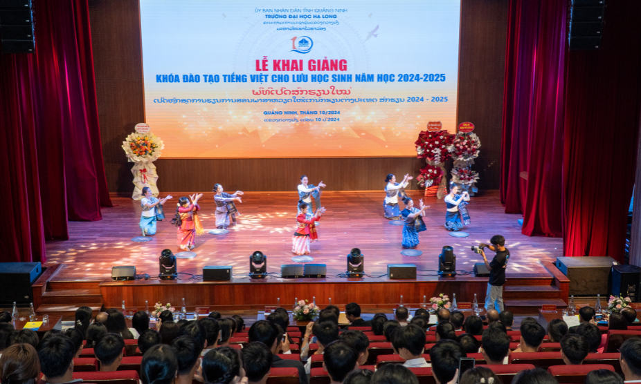 下龙大学举行2024-2025学年老挝留学生越南语培训班开班仪式