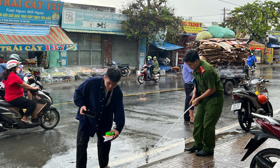 TP.HCM: Tông vào sạp bán dừa, người đàn ông tử vong