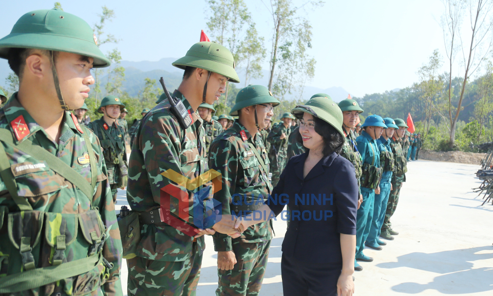 Phó Bí thư Thường trực Tỉnh ủy Trịnh Thị Minh Thanh kiểm tra, động viên cán bộ, chiến sỹ tham gia diễn tập, tháng 10-2024