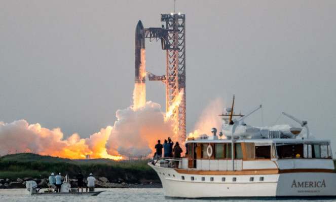 Tên lửa mạnh nhất của SpaceX thu hồi tầng đẩy thành công