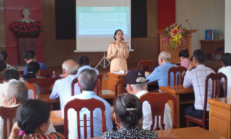 Nông dân chung tay đảm bảo an toàn giao thông