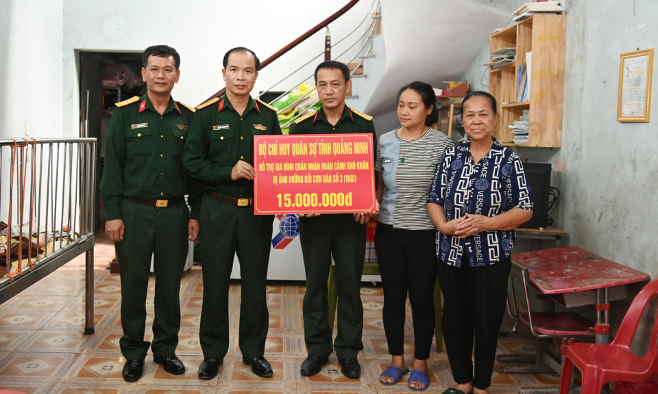 Bộ CHQS tỉnh trao hỗ trợ cho gia đình quân nhân bị ảnh hưởng bởi bão số 3