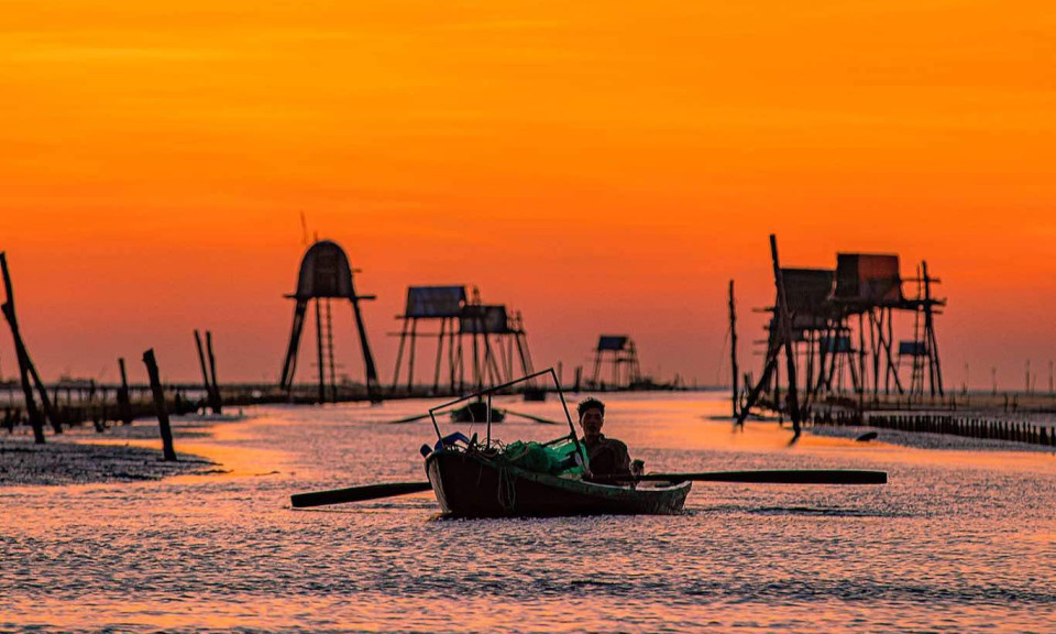 Bình minh trên cánh đồng nuôi ngao ở Thái Bình