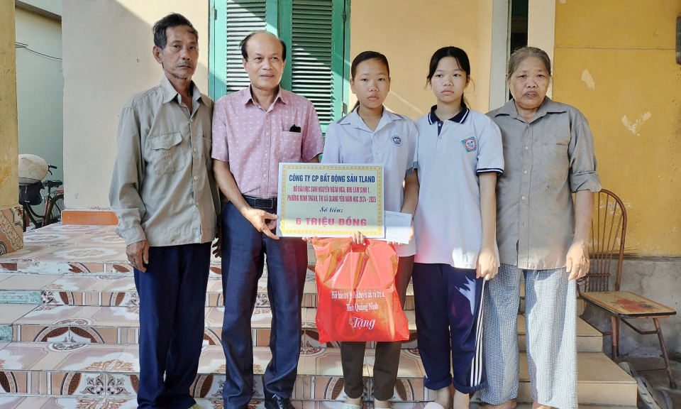 Trao đỡ đầu cho học sinh mồ côi có hoàn cảnh khó khăn