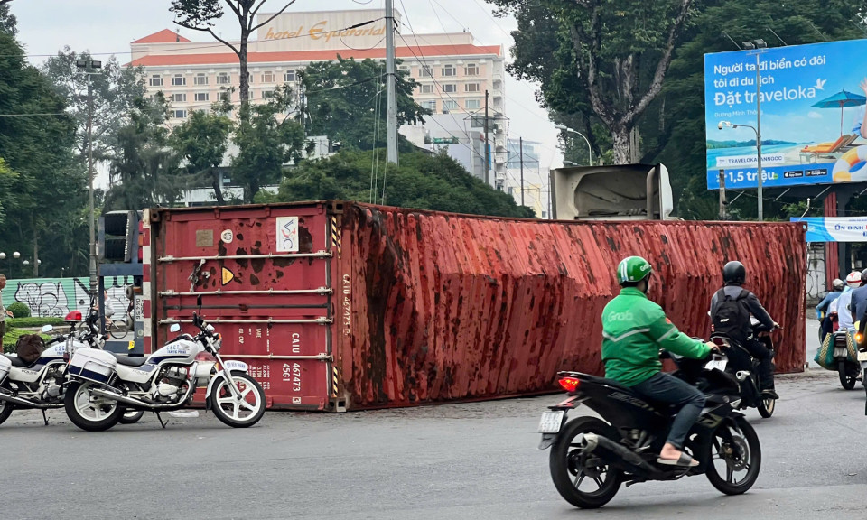 Xe container lật ngang giữa ngã 6 Cộng Hòa, giao thông trung tâm TPHCM rối loạn