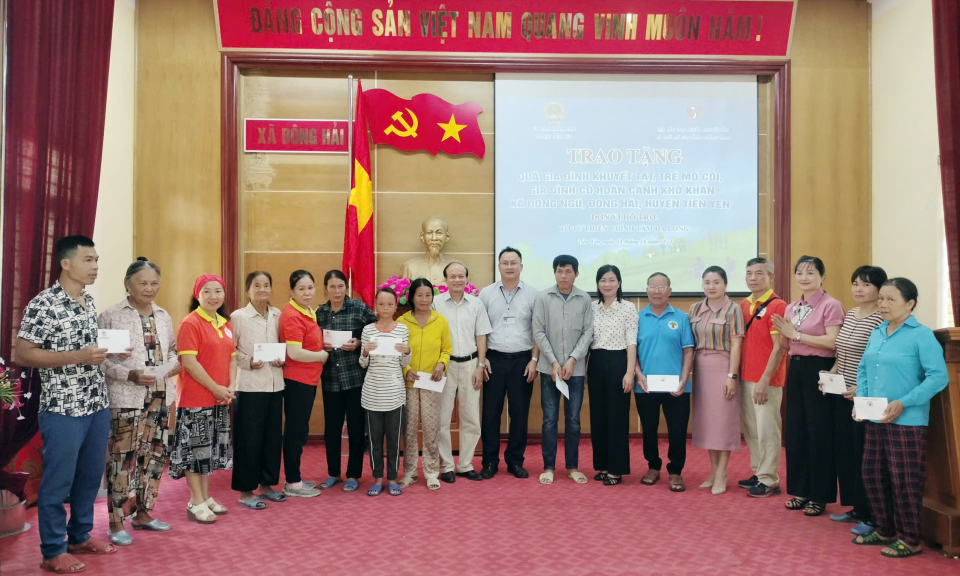 Tặng quà cho gia đình có hoàn cảnh khó khăn bị thiệt hại do bão số 3 tại Tiên Yên