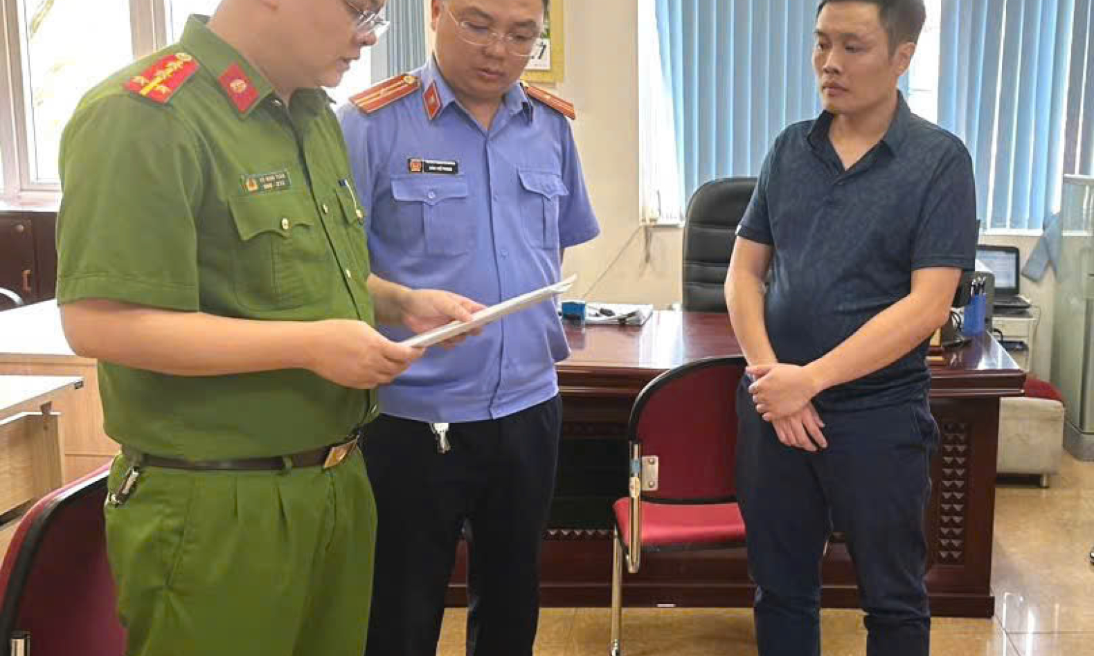 Trưởng phòng giao dịch Ngân hàng bị bắt vì tham ô, làm giả con dấu, tài liệu  của cơ quan, tổ chức