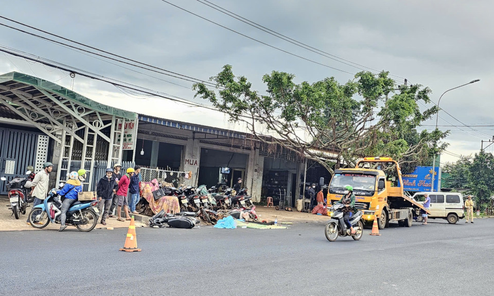 Xe máy chở hai học sinh va chạm với ô tô, một em tử vong tại chỗ