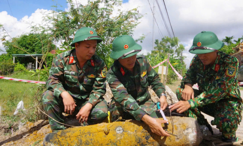 Phát hiện quả bom dài hơn 1m trong khu dân cư ở Quảng Trị