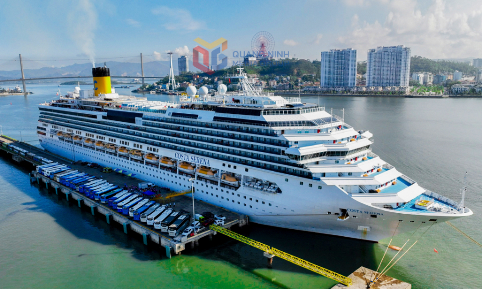 Over 3,000 tourists arrive in Ha Long on five-star cruise ship