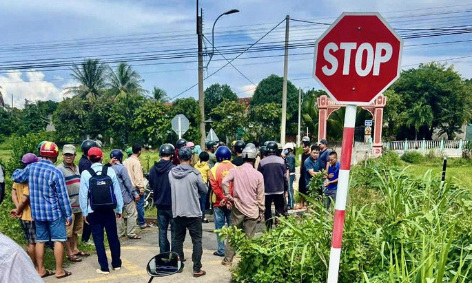 Chạy xe máy băng qua đường sắt, người phụ nữ bị tàu lửa tông trọng thương