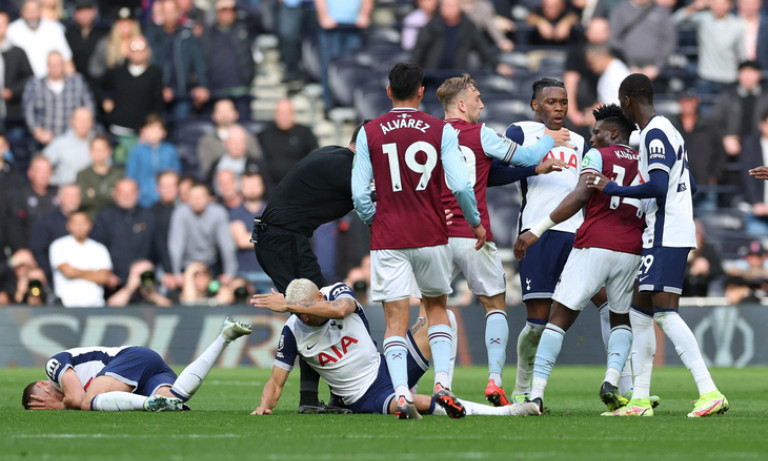 Ẩu đả với 3 người đội bạn, tiền đạo West Ham nguy cơ bị phạt nặng