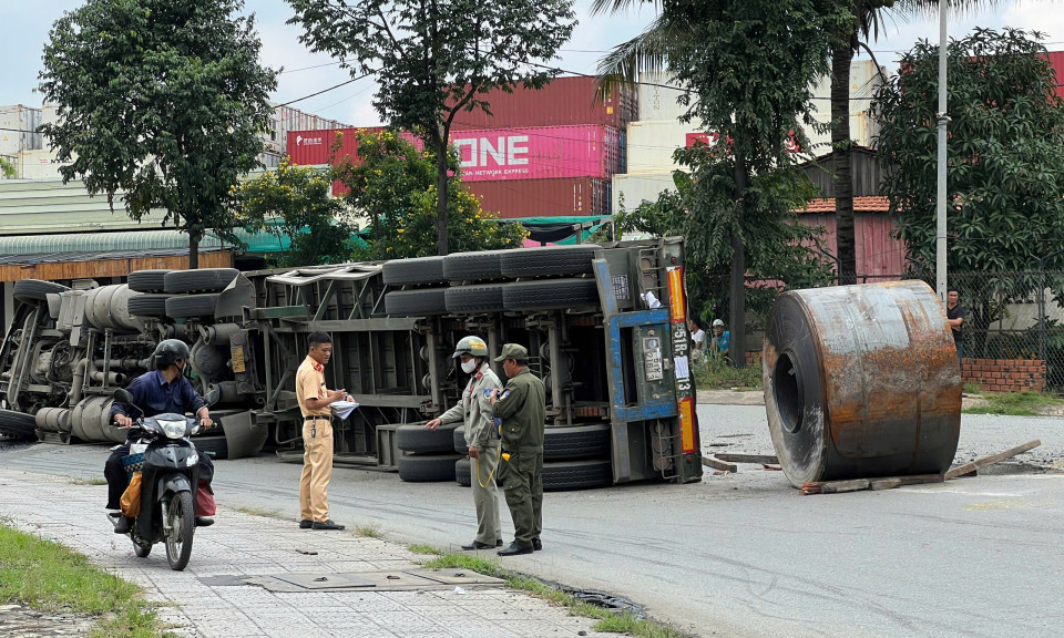 Xe đầu kéo chở tôn lật nhào dưới gầm cầu Đồng Nai