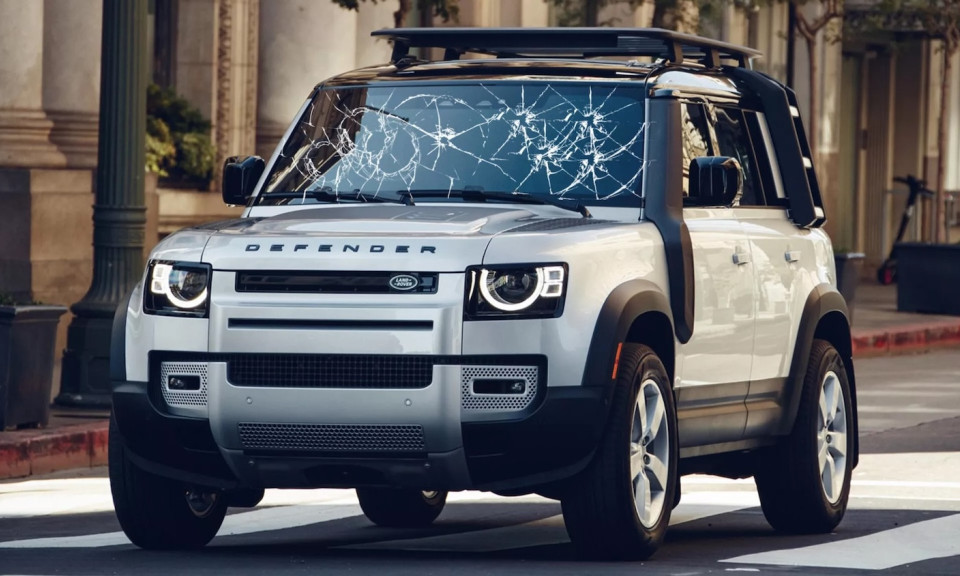 Xe Land Rover Defender nứt kính liên tục nhưng không được bảo hành