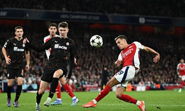 Arsenal thắng nhờ bàn phản lưới ở Champions League