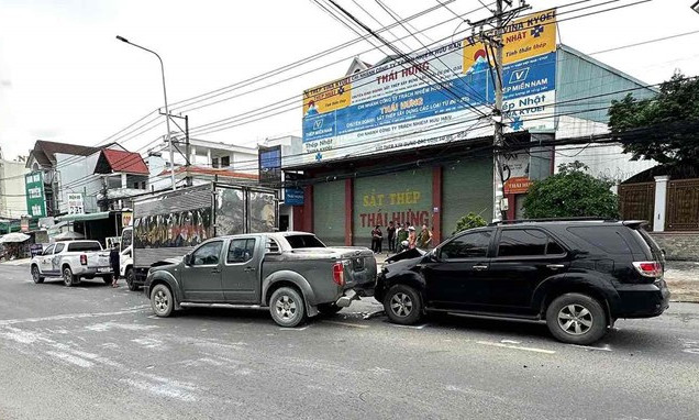 Tai nạn liên hoàn 4 xe ôtô gần trạm thu phí ở Đồng Nai