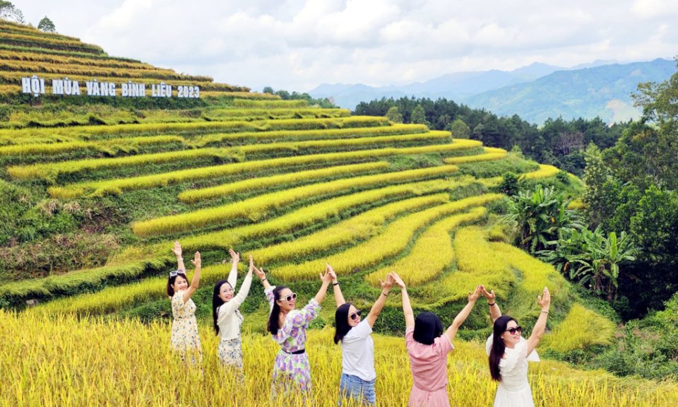 越南广宁省平辽县迎来秋冬旅游高峰