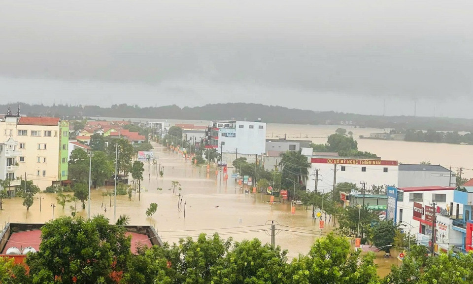 Lũ lên nhanh, hơn 15.000 ngôi nhà ở Quảng Bình chìm trong nước