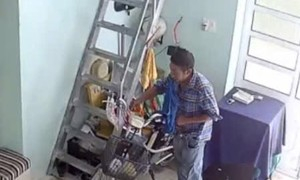 Vào xin nước uống rồi hiếp dâm nữ chủ nhà lớn tuổi